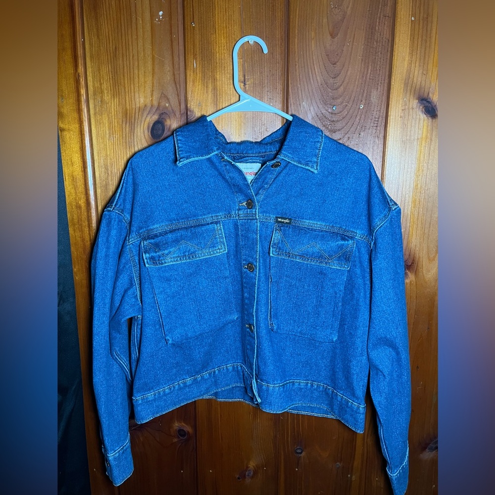 This is a brand new, never worn, jean jacket.Its a wrangler large